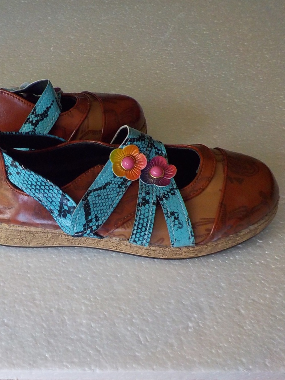 BROWN/TURQUOISE FLATS